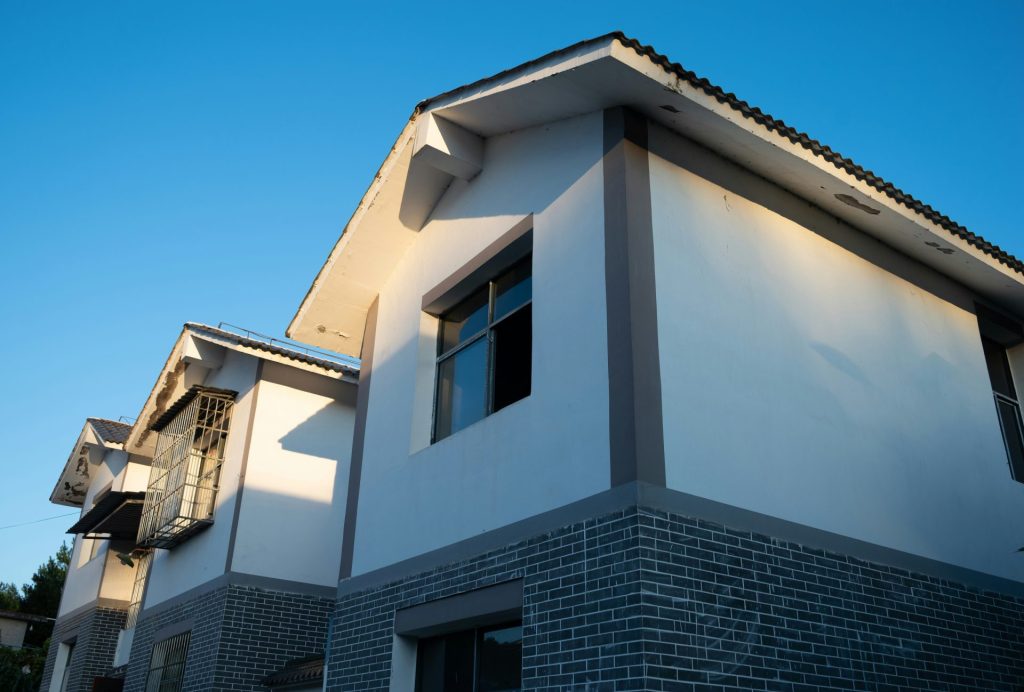 Ein weißes Haus mit blauem Himmel im Hintergrund